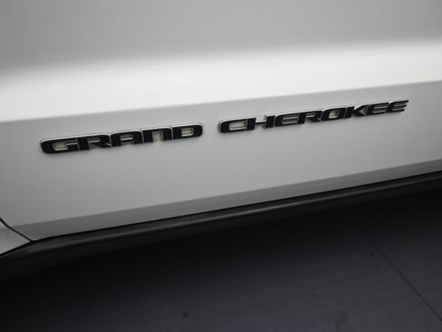 Used 2019 Jeep Grand Cherokee Limited image 11