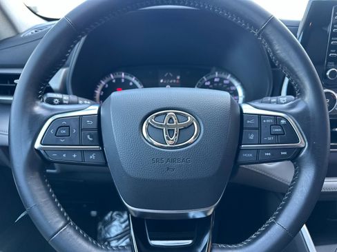 Used 2021 Toyota Highlander LE FWD image 23