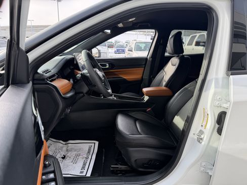 Used 2025 Jeep Compass Limited image 30