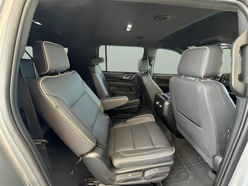 Used 2023 GMC Yukon XL SLT w/ SLT Luxury Package image 24
