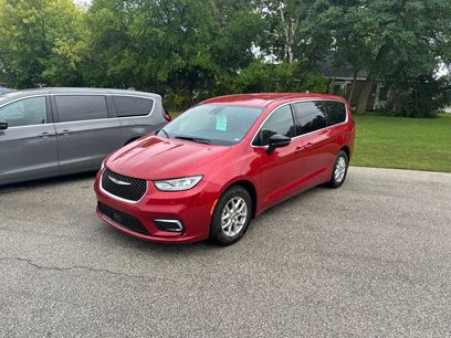 Used 2025 Chrysler Pacifica Select