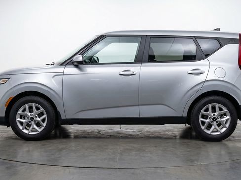 Used 2025 Kia Soul LX w/ LX Technology Package FWD image 5