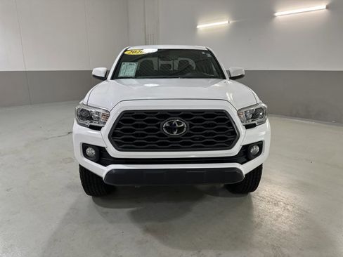 Used 2020 Toyota Tacoma TRD Off-Road image 2