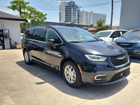 Used 2022 Chrysler Pacifica Touring-L FWD image 3