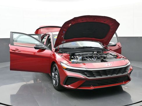 Certified 2025 Hyundai Elantra Sport image 48