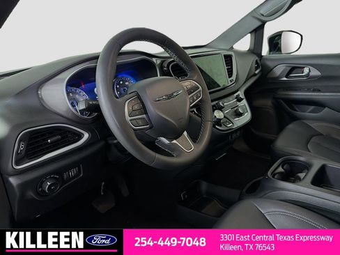 Used 2025 Chrysler Pacifica Select FWD image 10