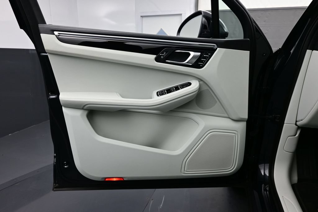 Certified 2023 Porsche Macan AWD/4WD image 7