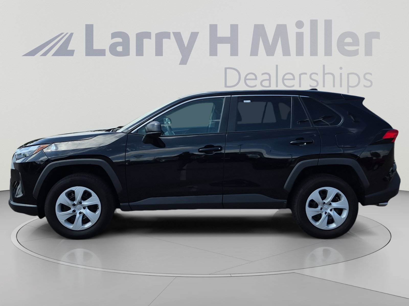Used 2025 Toyota RAV4 LE AWD/4WD image 2