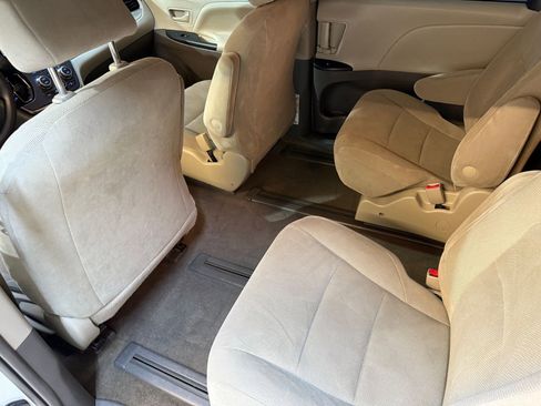 Used 2019 Toyota Sienna L image 32