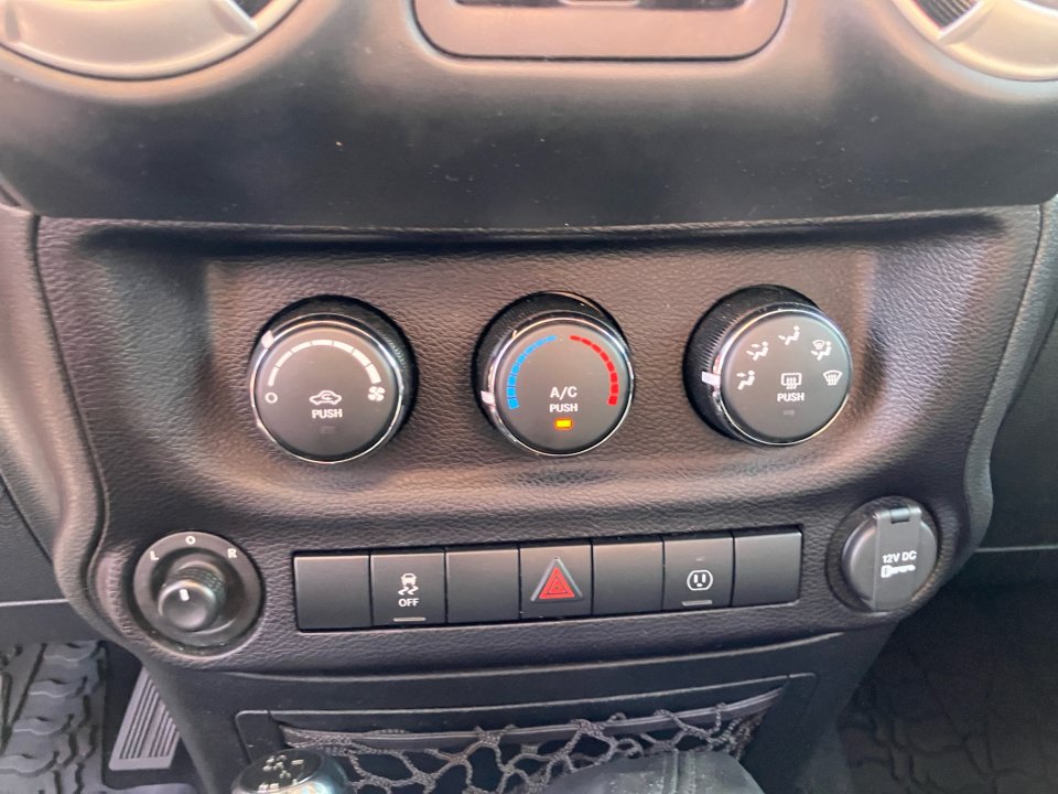 Used 2016 Jeep Wrangler Unlimited Sahara w/ Connectivity Group AWD/4WD image 22