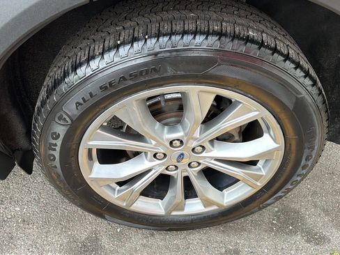 Used 2021 Ford Explorer Limited w/ Equipment Group 301A AWD/4WD image 9