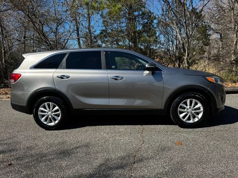 Used 2016 Kia Sorento L image 4