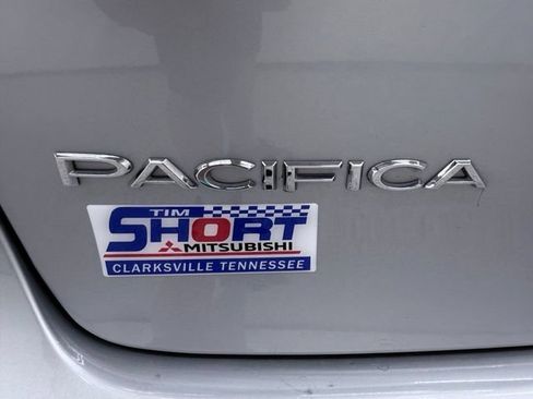 Used 2023 Chrysler Pacifica Touring-L FWD image 8