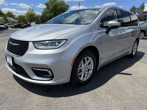 Used 2023 Chrysler Pacifica Touring-L FWD image 9