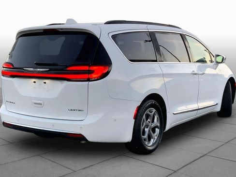 Used 2022 Chrysler Pacifica Limited FWD image 12