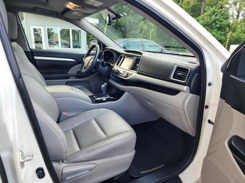 Used 2014 Toyota Highlander XLE AWD/4WD image 19