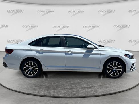 Used 2025 Volkswagen Jetta SE w/ Sunroof Package FWD image 9