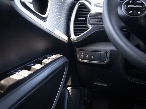 Used 2025 Kia Soul LX w/ LX Technology Package FWD image 24