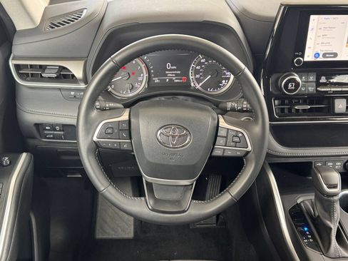 Used 2025 Toyota Highlander LE FWD image 25