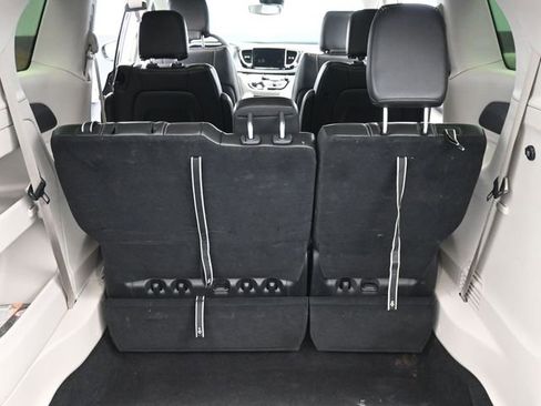 Used 2024 Chrysler Pacifica Touring-L image 6