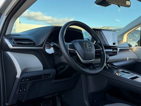 Used 2021 Toyota Sienna LE image 12
