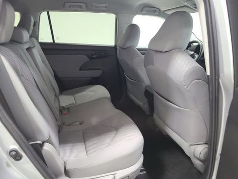 Used 2023 Toyota Highlander LE AWD/4WD image 16