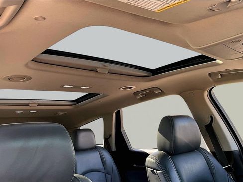 Used 2021 Buick Enclave Essence w/ Sound and Sites Package AWD/4WD image 17