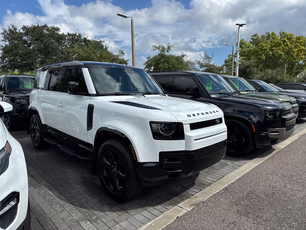 Used 2025 Land Rover Defender 110 X-Dynamic SE AWD/4WD image 2