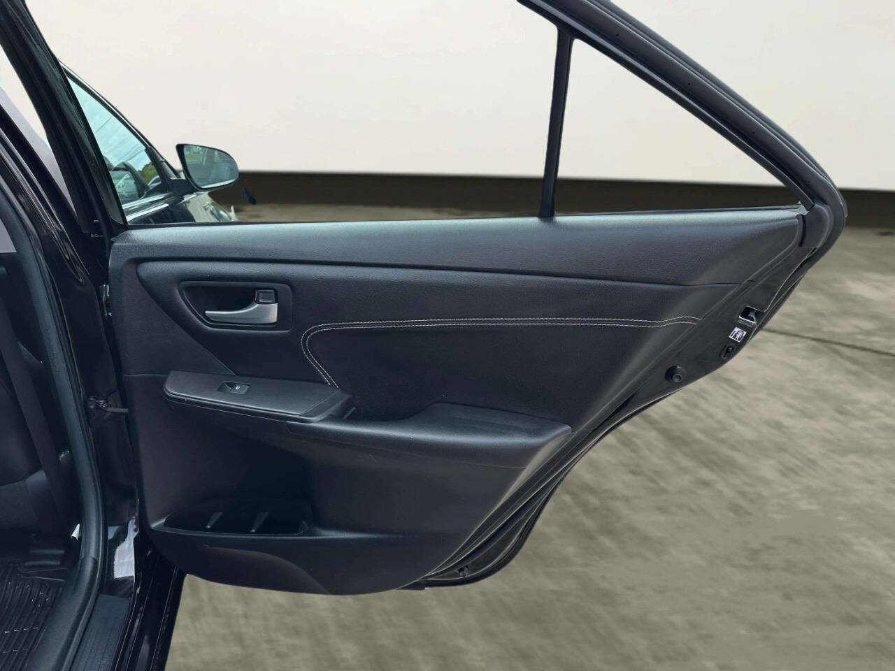 Used 2017 Toyota Camry XLE w/ Moonroof Package FWD image 15