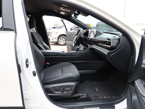 Used 2023 Toyota Crown Limited image 43