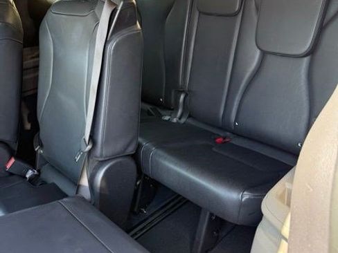 Used 2025 Kia Carnival FWD image 10