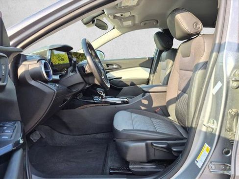 Used 2025 Chevrolet Trax LT w/ LT Convenience Package FWD image 17