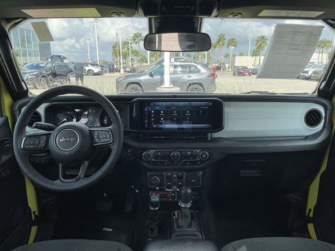 Used 2024 Jeep Wrangler Unlimited image 11