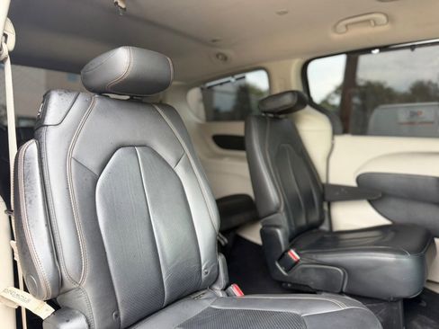 Used 2018 Chrysler Pacifica Touring-L FWD image 15