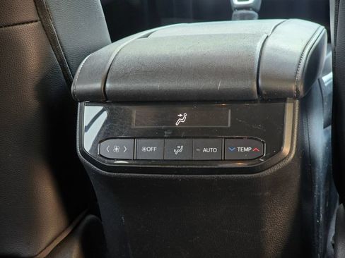 Used 2020 Toyota Highlander XLE AWD/4WD image 17