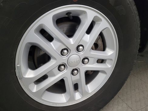 Used 2023 Jeep Grand Cherokee Laredo image 31