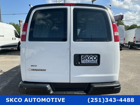 Used 2020 Chevrolet Express 2500 w/ Driver Convenience Package RWD image 4