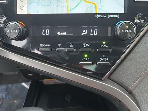 Used 2020 Toyota Camry XLE w/ Sunroof Package FWD image 23