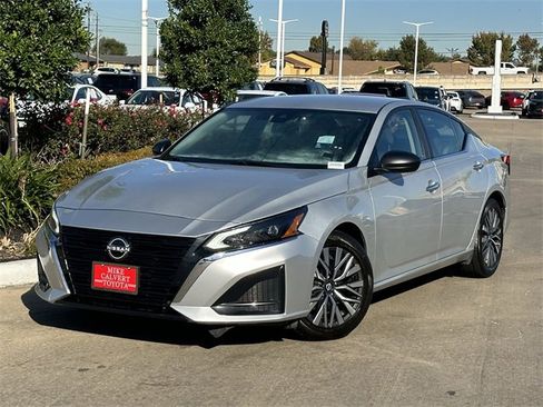 Used 2024 Nissan Altima 2.5 SV image 2