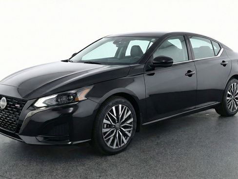 Used 2025 Nissan Altima 2.5 SV FWD image 3