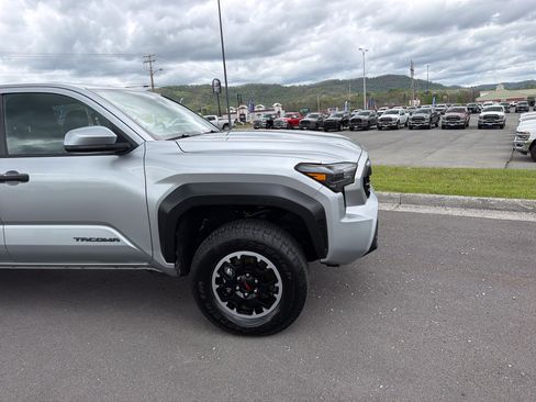 Used 2025 Toyota Tacoma TRD Off-Road AWD/4WD image 4