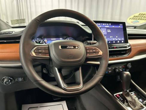 Used 2025 Jeep Compass Limited image 15