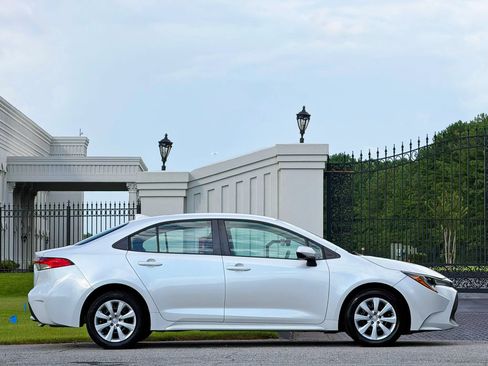 Used 2022 Toyota Corolla LE FWD image 6