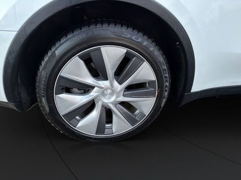 Used 2022 Tesla Model Y Long Range image 23