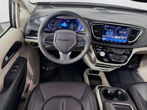 Used 2023 Chrysler Pacifica Touring-L FWD image 21