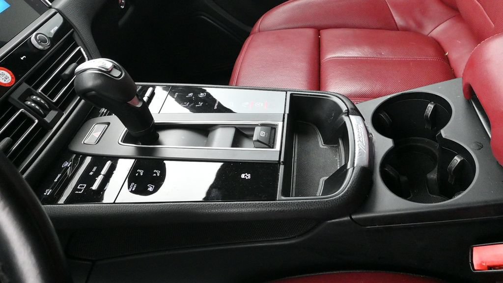 Certified 2023 Porsche Macan AWD/4WD image 12