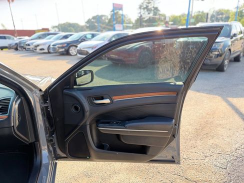 Used 2018 Chrysler 300 C w/ Safetytec Plus Group RWD image 26