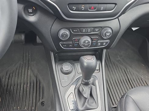 Used 2023 Jeep Cherokee Altitude Lux w/ Mopar Interior Package AWD/4WD image 31