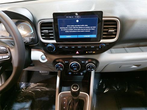 Used 2024 Hyundai Venue SEL image 19