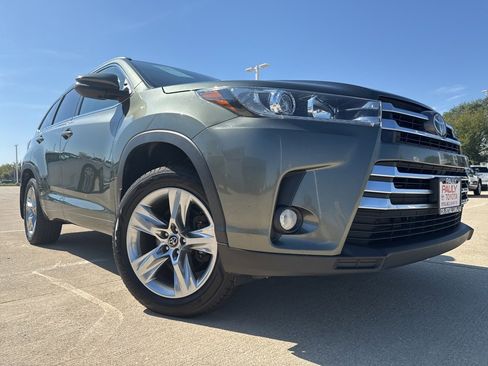 Used 2018 Toyota Highlander Limited image 2